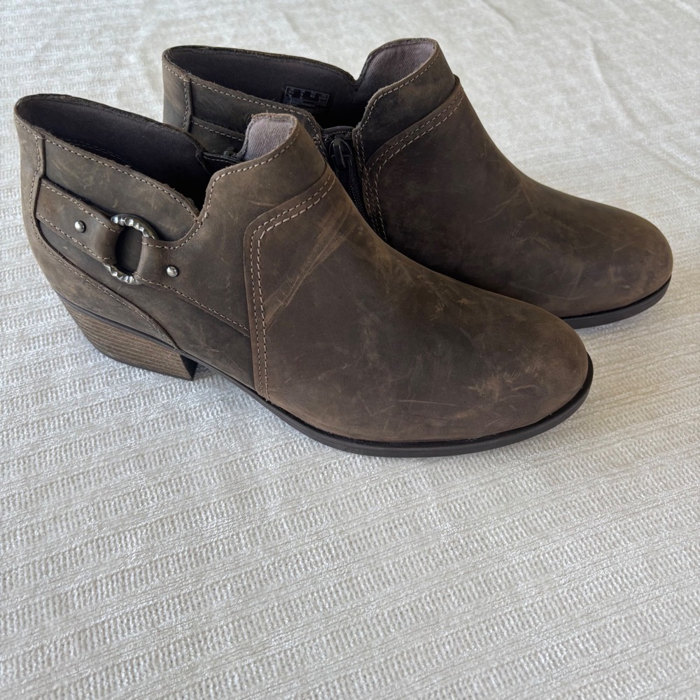 Clarks Charlten Grace Taupe Oily Leather Ankle Boots Womens 9 Wide Zipper Buckle